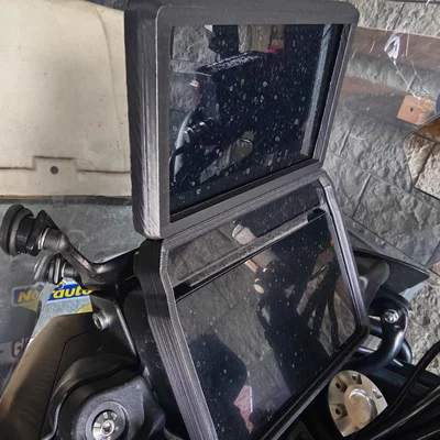 Benelli TRK 702 Dual Screen – Ốp gắn thêm màn hình CarPlay 5 inch