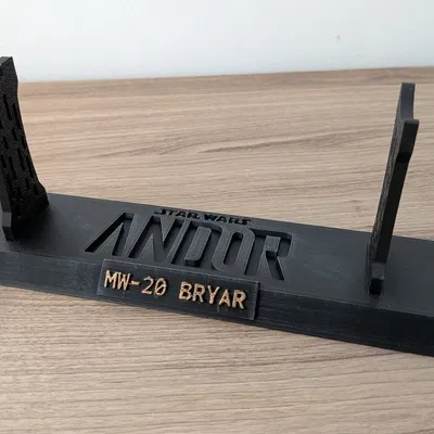 Kệ trưng bày MW-20 Bryar Pistol – Cassian Andor