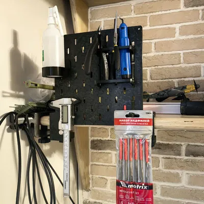 IKEA Skadis với vít kẹp bàn (clamping screws)