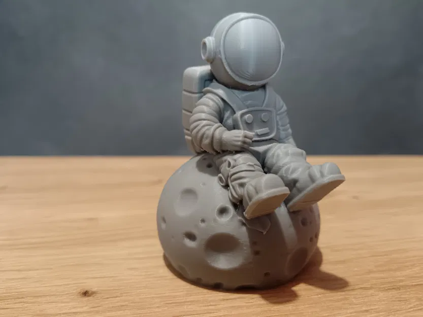 Mô Hình Phi Hành Gia Ngồi Trên Mặt Trăng - Trang Trí Nhà Cửa - Image 4
