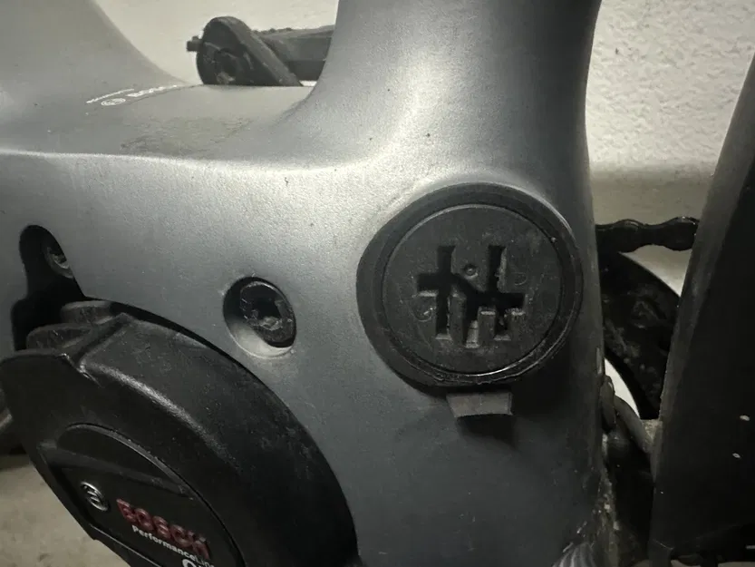 Nắp Che Cổng Sạc Xe Đạp Điện Cube Kathmandu Hybrid SL 750 - Image 2