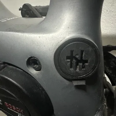 Nắp Che Cổng Sạc Xe Đạp Điện Cube Kathmandu Hybrid SL 750