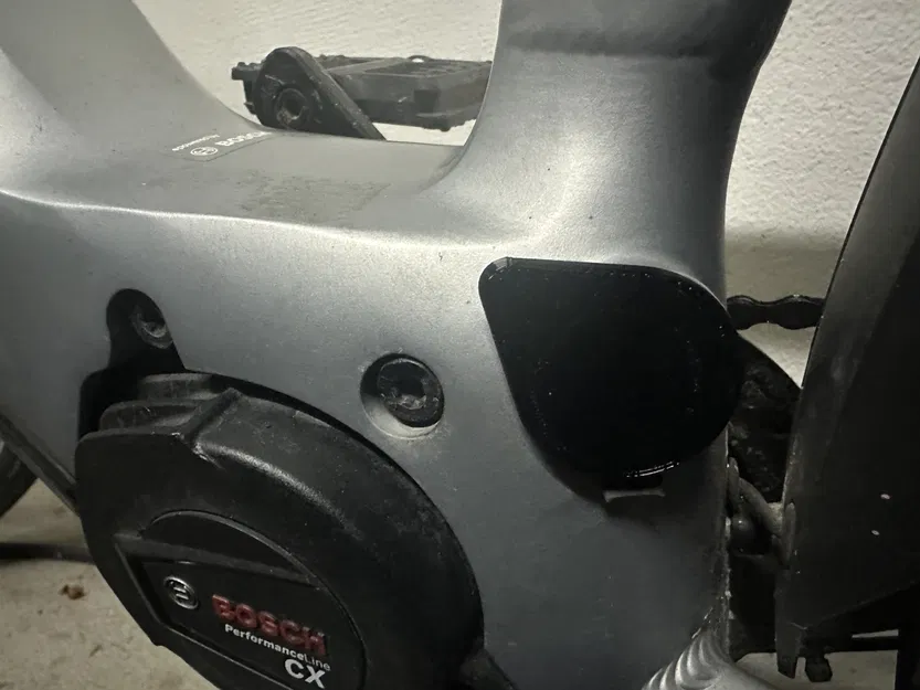 Nắp Che Cổng Sạc Xe Đạp Điện Cube Kathmandu Hybrid SL 750 - Image 3