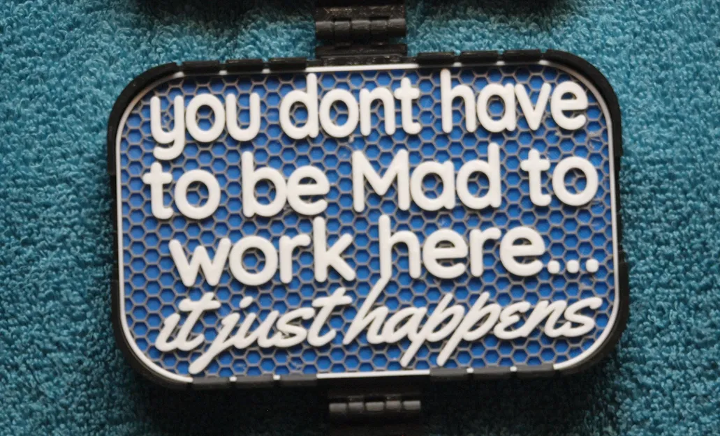 Bảng chữ “Không cần phải điên mới làm ở đây” - Image 1