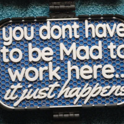 Bảng chữ “Không cần phải điên mới làm ở đây”