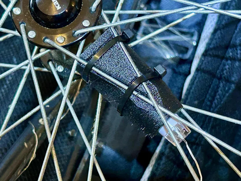 Ngàm giữ đèn nan hoa xe lăn (Wheelchair Spoke Light Holders) - Image 3