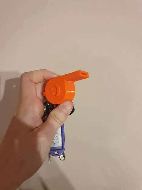 Còi Lớn Đính Chìa Khóa Hình Mặt Cười Độc Đáo - Image 1