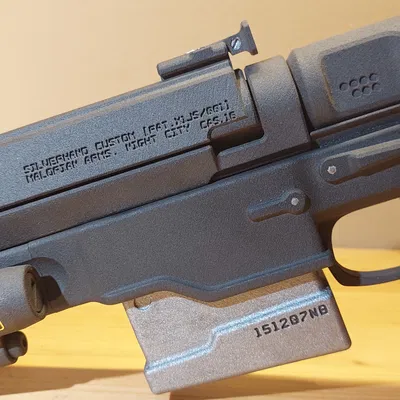 Cyberpunk 2077: Malorian Arms 3516 của Johnny Silverhand (lắp bằng vít, detail chuẩn hơn)