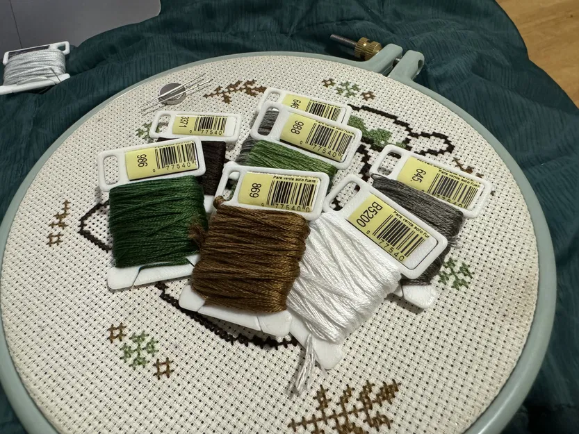 Cuộn Chỉ Thêu DMC (Embroidery Floss Bobbin) Có Khe Giữ Nhãn - Image 1