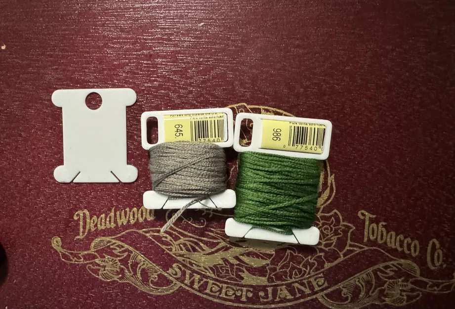 Cuộn Chỉ Thêu DMC (Embroidery Floss Bobbin) Có Khe Giữ Nhãn - Image 2