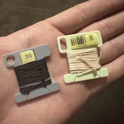 Cuộn Chỉ Thêu DMC (Embroidery Floss Bobbin) Có Khe Giữ Nhãn