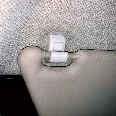 Kẹp giữ tấm chắn nắng (Sun visor clip)