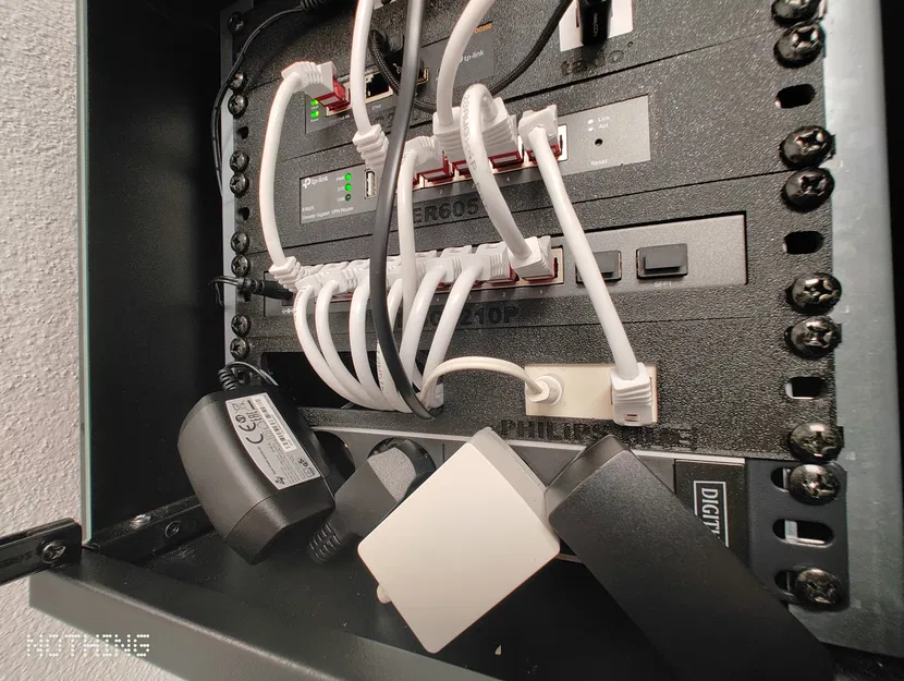 Ngàm rack 10" cho Philips Hue Bridge + lỗ đi dây (Cablehole) - Image 1