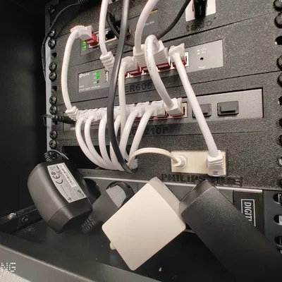 Ngàm rack 10" cho Philips Hue Bridge + lỗ đi dây (Cablehole)