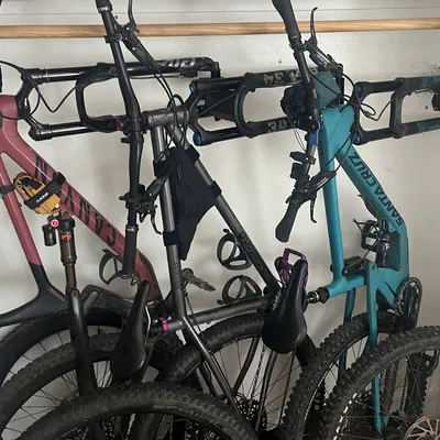 Giá treo tường xe đạp thru-axle (dựng dọc) - Bike Wall Mount