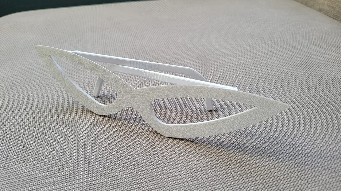 Mặt nạ Tuxedo Mask Sailor Moon với càng kính bản lề (hinged) - Image 2