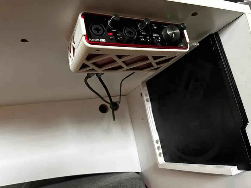Đế Treo Card Âm Thanh FOCUSRITE SCARLETT 2I2 Dưới Bàn - Image 1