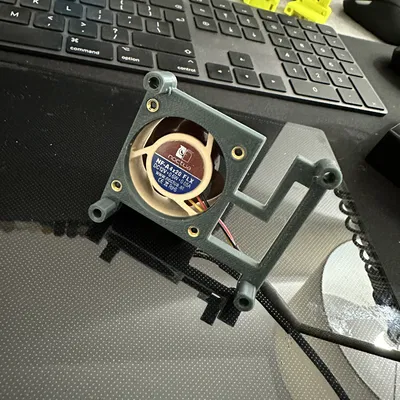 Gá quạt 40mm cho Raspberry Pi, chừa lối cắm camera port