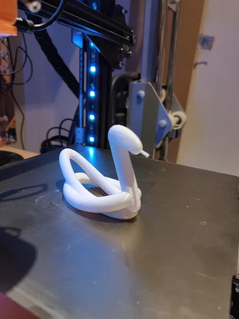 Thiên Nga Bóng Bay (Balloon Swan) - Image 1