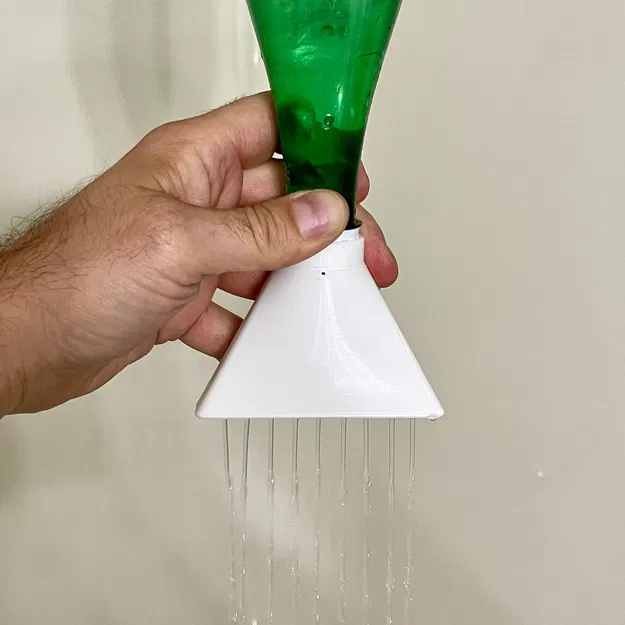 BottleFlow: Vòi tắm gắn chai – tắm nhanh với chai nhựa - Image 1