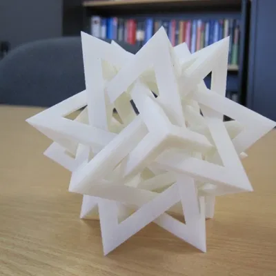 Kim Tự Tháp Đan Xen - Mô hình hình học 3D độc đáo