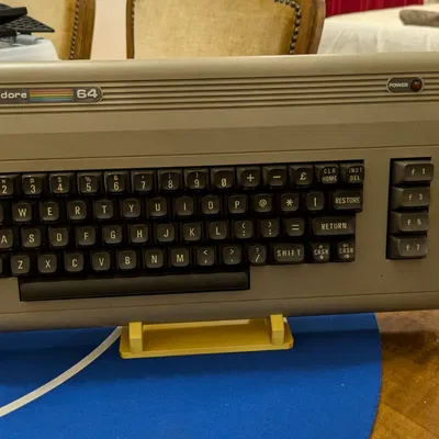 Chân đế máy tính Commodore 64 và Datassette bằng nhựa PLA