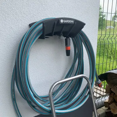 Giá treo ống nước sân vườn (Garden hose holder) có ngàm giữ đầu vòi