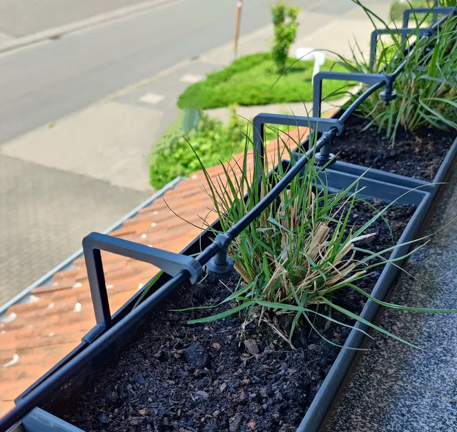 Ngàm gắn ống Gardena Micro-Drip 4.6mm (3/16") lên flower box - Image 1