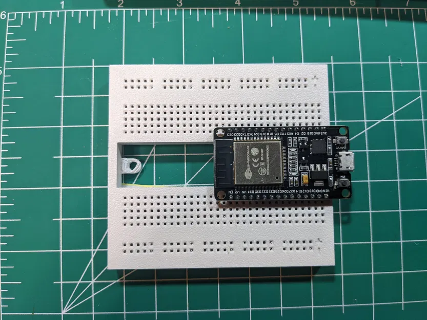 ESP-32 Breadboard có lỗ bắt vít – Remix lật ký hiệu nguồn sang bên phải - Image 1