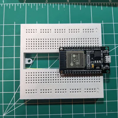 ESP-32 Breadboard có lỗ bắt vít – Remix lật ký hiệu nguồn sang bên phải