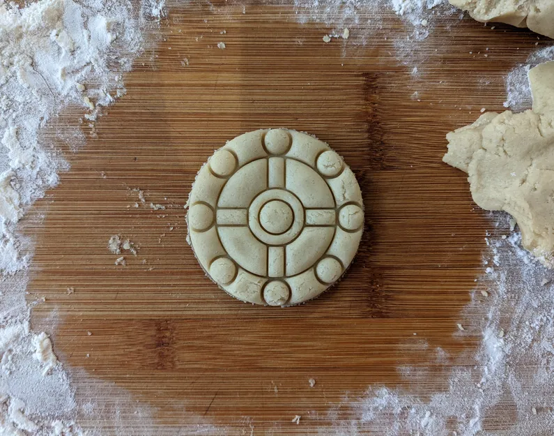 Khuôn Cắt Bánh Hình Khiên Viking Độc Đáo - Image 1