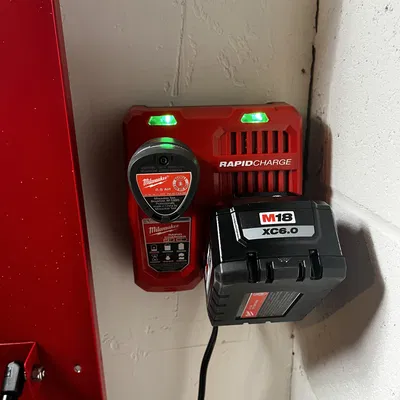 Giá Treo Tường Sạc Milwaukee M12/M18