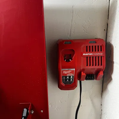 Giá Treo Tường Sạc Milwaukee M12/M18