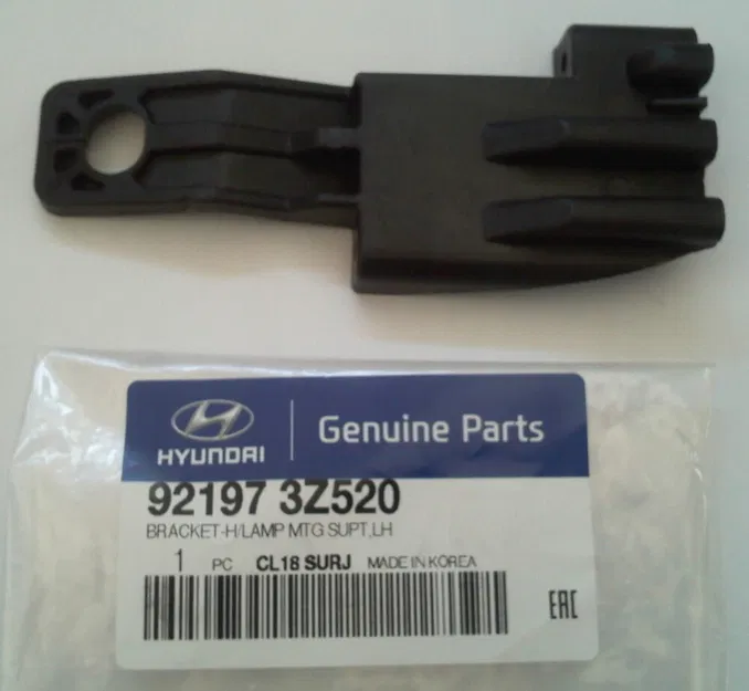 Kẹp Giữ Đèn Pha Hyundai i40 Chính Hãng 92197Z520 - Image 1