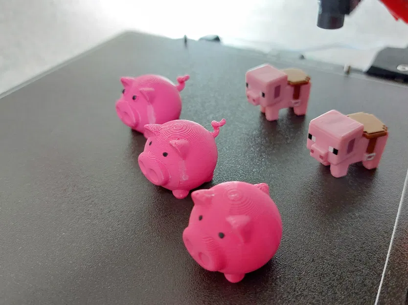 Heo Con Nhỏ Với Đuôi Heo Nhỏ - Image 1