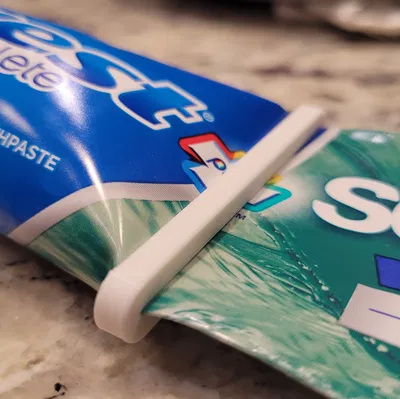 Dụng cụ bóp kem đánh răng tối giản (Minimalist toothpaste squeezer / paste pusher)