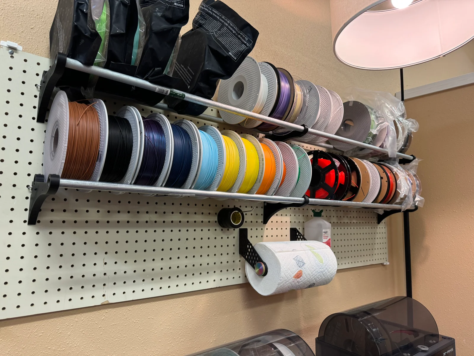 Pegboard Filament Shelf Bracket – Giá đỡ kệ filament gắn pe… 1