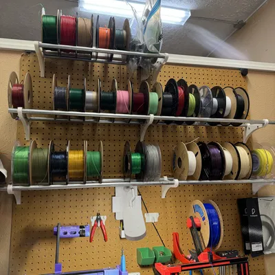 Pegboard Filament Shelf Bracket – Giá đỡ kệ filament gắn pegboard