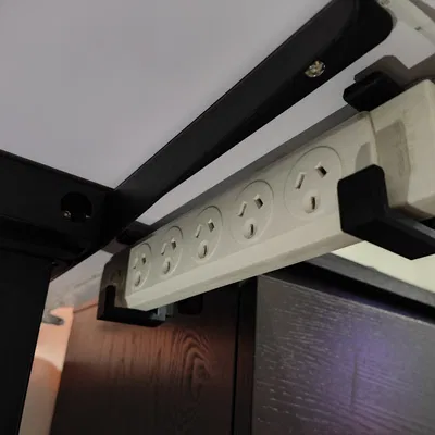 Ngàm kẹp gắn ổ cắm điện dưới bàn (Adjustable power strip clamp mount)