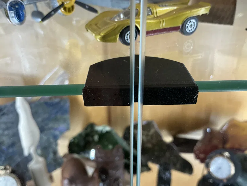 Miếng đệm chặn cửa kính gắn vào kệ kính - Image 1