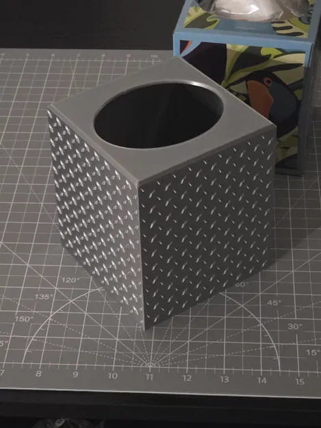 Hộp đựng khăn giấy trang trí, cỡ nhỏ (Họa tiết Diamond Plate) - Image 2