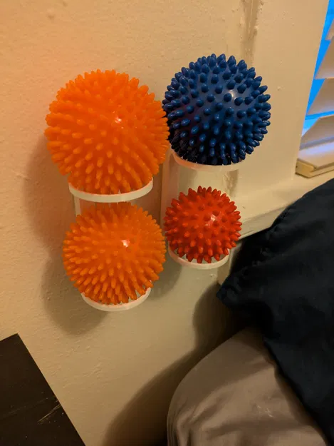 Kệ Treo Tường Đựng Bóng Massage - Image 1