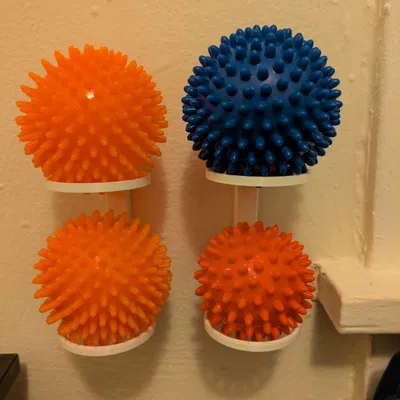 Kệ Treo Tường Đựng Bóng Massage