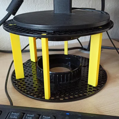 Tận dụng cuộn nhựa cũ làm chân đế màn hình cực chất