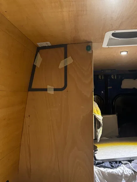 Mẫu làm tủ treo phía trên cho xe Mercedes Sprinter 2013 - Image 1