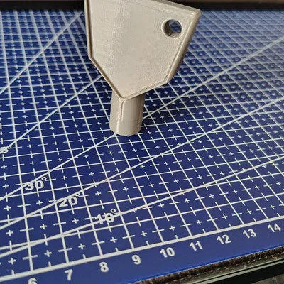 Chìa khóa in 3D cho thùng rác công cộng lỗ tam giác