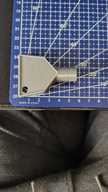 Chìa khóa in 3D cho thùng rác công cộng lỗ tam giác - Image 2