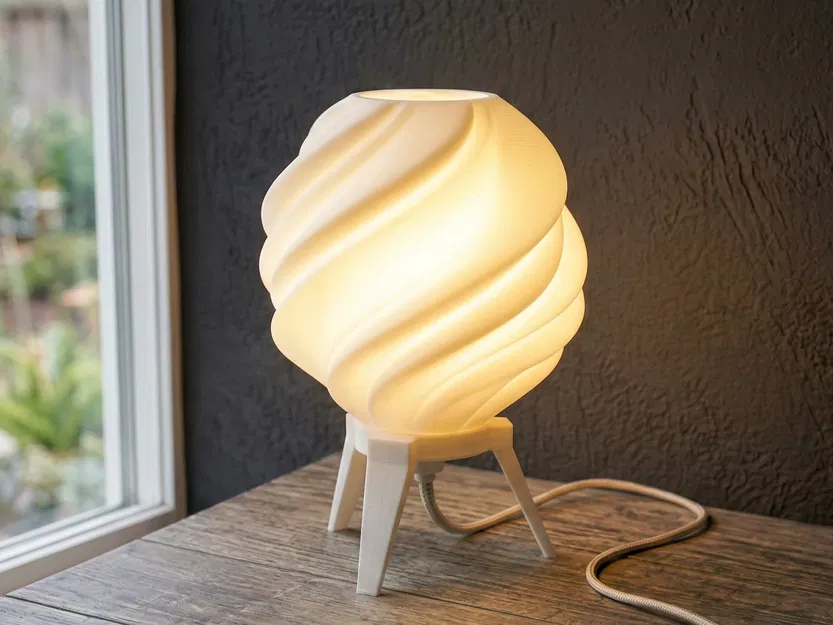 Chao đèn xoắn ốc theo thuật toán - Đèn bàn với chân đế hiện đại - Image 1