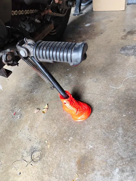 Giày Doc Martens dùng để lót chân chống xe máy - Image 1