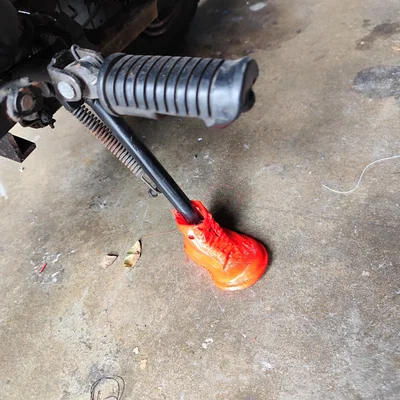 Giày Doc Martens dùng để lót chân chống xe máy